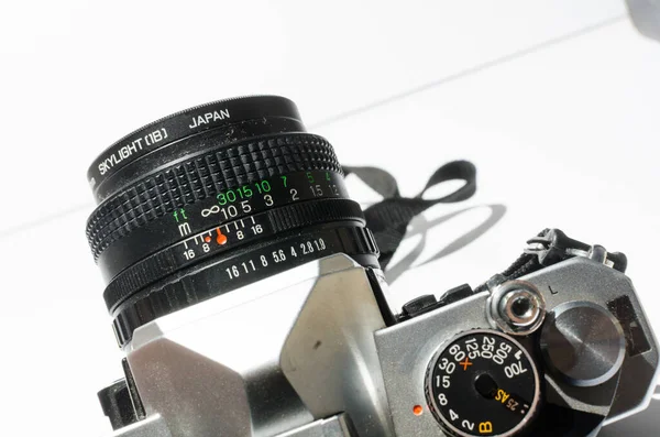 英格兰 2018年5月5日A复古复古的Fujica Stx 1单镜头反射膜相机皮革外壳 和50毫米1 Fujinon镜头 老式嬉皮士相机制造时尚回来了 — 图库照片