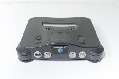 Londra, İngiltere 05 / 052019 Nintendo n64 konsolu beyaz izole bir zemin üzerinde. İkonik antika video oyun makinesi. Japon teknolojisi 64 bit oyuncular.