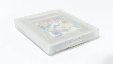 Londra, İngiltere, 05 / 05 / 2018 Nintendo Gameboy orijinal Alleyway video oyunları kartuşu ve plastik kutu. 1990 'ların ünlü ikonik oyun çocuğu taşınabilir klasik video oyunu. Gri nintendo arabası.