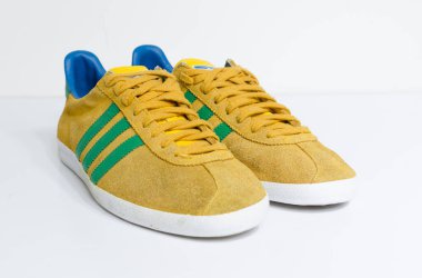 Londra, İngiltere, 05 / 05 / 2018 Adidas Gazelle Mustard Gold & Yeşil Çizgili Spor Ayakkabı Spor Ayakkabıları. Sarı süet adidas spor ayakkabıları, modası geçmiş futbol modası. ünlü üç şerit