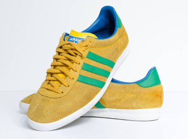 Londra, İngiltere, 05 / 05 / 2018 Adidas Gazelle Mustard Gold & Yeşil Çizgili Spor Ayakkabı Spor Ayakkabıları. Sarı süet adidas spor ayakkabıları, modası geçmiş futbol modası. ünlü üç şerit