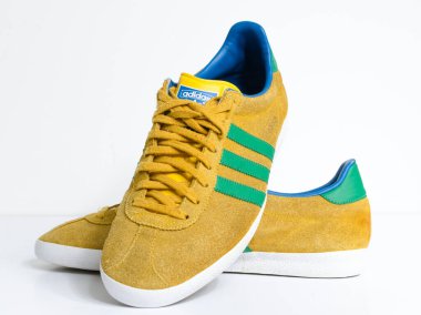 Londra, İngiltere, 05 / 05 / 2018 Adidas Gazelle Mustard Gold & Yeşil Çizgili Spor Ayakkabı Spor Ayakkabıları. Sarı süet adidas spor ayakkabıları, modası geçmiş futbol modası. ünlü üç şerit