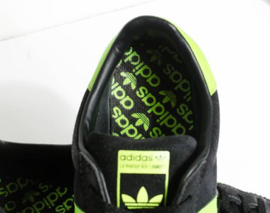 Londra, İngiltere, 05 / 05 / 2018 Adidas Orijinal Bermuda Core Black Green Gum Casuals Malmö Dublin Spor Ayakkabısı Antrenörü değil. Eski moda futbol sokak modası. ünlü üç şerit