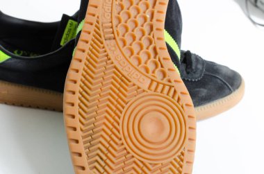 Londra, İngiltere, 05 / 05 / 2018 Adidas Orijinal Bermuda Core Black Green Gum Casuals Malmö Dublin Spor Ayakkabısı Antrenörü değil. Eski moda futbol sokak modası. adidas sakız tabanı