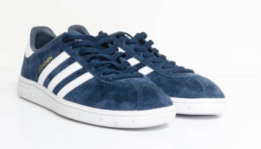 Londra, İngiltere, 05 / 05 / 2018 Adidas Munchen ceylanı klasik spor ayakkabıları. Mavi süet adidas spor ayakkabıları, modası geçmiş futbol modası. ünlü üç şerit