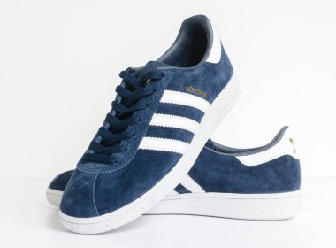 Londra, İngiltere, 05 / 05 / 2018 Adidas Munchen ceylanı klasik spor ayakkabıları. Mavi süet adidas spor ayakkabıları, modası geçmiş futbol modası. ünlü üç şerit