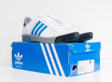 Londra, İngiltere, 05 / 05 / 2018 Adidas Forest Hills White ve Blue Vintage spor ayakkabıları. Mavi çizgili adidas spor ayakkabıları, modası geçmiş futbol modası. ünlü üç şerit
