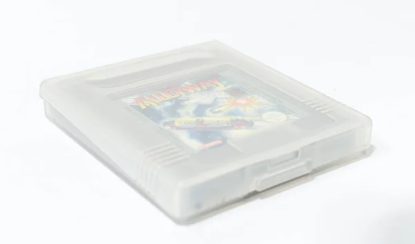 ロンドン イギリス 2018年5月5日任天堂のゲームボーイオリジナルゲームカートリッジとプラスチックケース 移動中の1990年代の有名な象徴的なゲーム少年ポータブル古典的なビデオゲーム 灰色の任天堂のカート — ストック写真