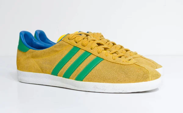 London England 2018 Adidas Gazelle Mustard Gold Green Stripe Trainers —  Fotos de Stock