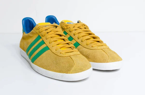 London England 2018 Adidas Gazelle Mustard Gold Green Stripe Trainers —  Fotos de Stock