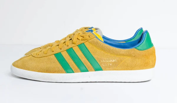 London England 2018 Adidas Gazelle Mustard Gold Green Stripe Trainers —  Fotos de Stock