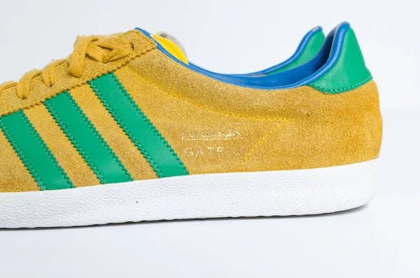 Londra Ngiltere 2018 Adidas Gazelle Mustard Gold Yeşil Çizgili Spor — Stok fotoğraf