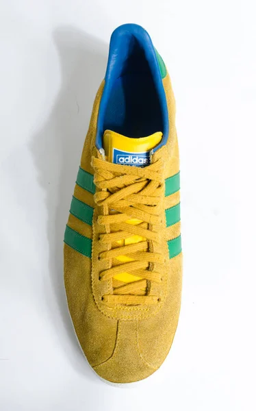 London England 2018 Adidas Gazelle Senard Gold Green Stripe Trainers — Stockfoto