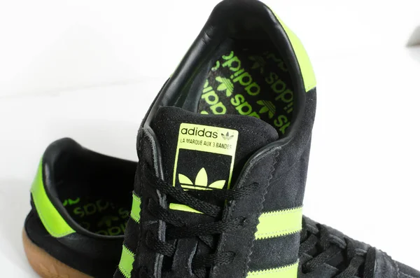 London England 2018 Adidas Originals Bermuda Core Black Green Gum — Stock Photo, Image