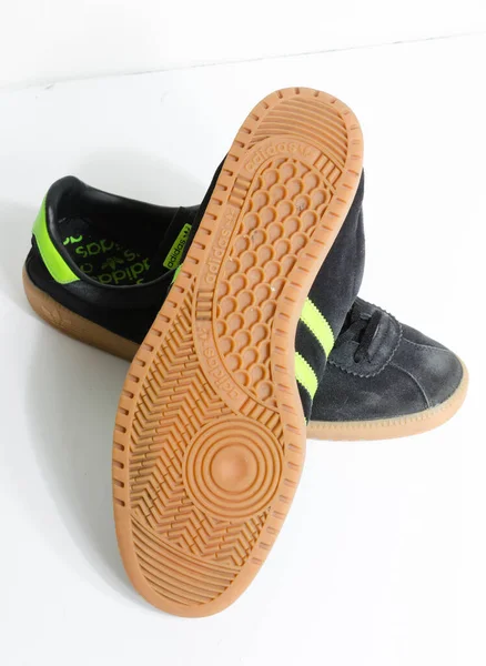 London England 2018 Adidas Originals Bermuda Core Black Green Gum — стокове фото