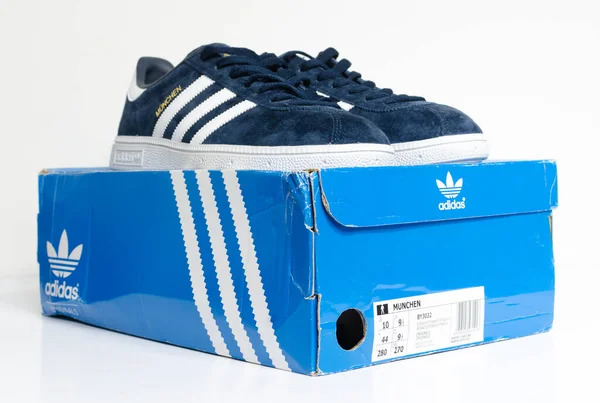 Londyn Anglia 2018 Trampki Adidas Munchen Gazelle Vintage Niebieski Zamszowy — Zdjęcie stockowe