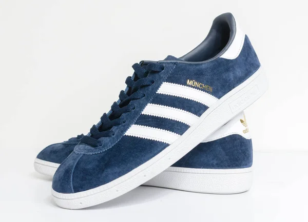 London England 2018 Adidas Munchen Gazelle Vintage Sneaker Trainers Синие — стоковое фото