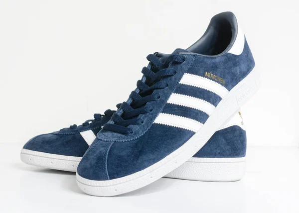 Londyn Anglia 2018 Trampki Adidas Munchen Gazelle Vintage Niebieski Zamszowy — Zdjęcie stockowe