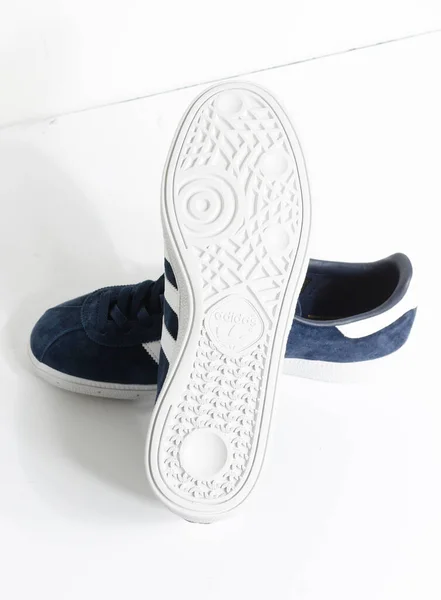 Λονδίνο Αγγλία 2018 Adidas Munchen Gazelle Vintage Sneaker Trainers Μπλε — Φωτογραφία Αρχείου