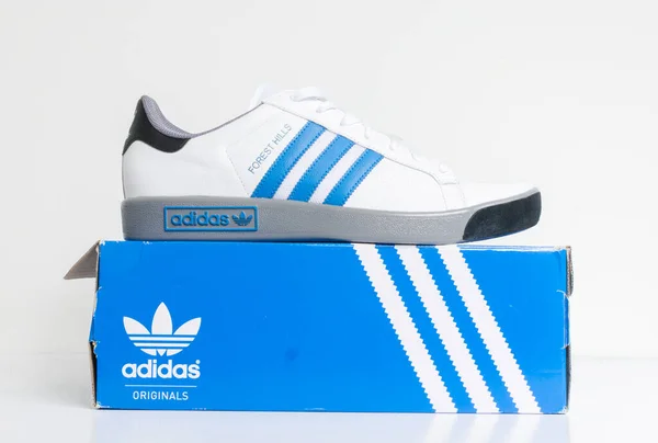 Londres Inglaterra 2018 Adidas Forest Hills Sapatilhas Brancas Cinza Azul — Fotografia de Stock