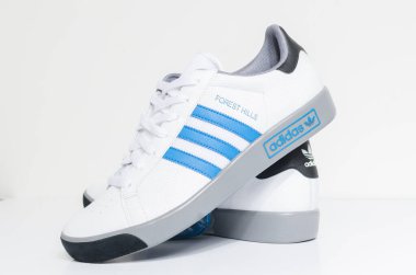 Londra, İngiltere, 05 / 05 / 2018 Adidas Forest Hills White ve Blue Vintage spor ayakkabıları. Mavi çizgili adidas spor ayakkabıları, modası geçmiş futbol modası. ünlü üç şerit