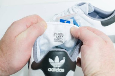 Londra, İngiltere, 05 / 05 / 2018 Adidas Forest Hills White ve Blue Vintage spor ayakkabıları. Mavi çizgili adidas spor ayakkabıları, modası geçmiş futbol modası. ünlü üç şerit