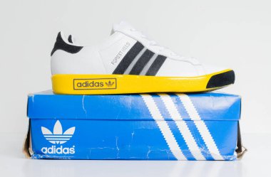 Londra, İngiltere, 05 / 05 / 2018 Adidas Forest Hills Vin White DK Grey / Sunshine marka spor ayakkabıları. Mavi süet adidas spor ayakkabıları, modası geçmiş futbol modası. ünlü üç şerit
