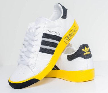Londra, İngiltere, 05 / 05 / 2018 Adidas Forest Hills Vin White DK Grey / Sunshine marka spor ayakkabıları. Mavi süet adidas spor ayakkabıları, modası geçmiş futbol modası. ünlü üç şerit