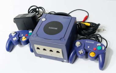 Londra, İngiltere 05 / 052019 Mor Nintendo Oyun Küpü konsolu beyaz izole bir arka planda. İkonik antika video oyun makinesi. Japon teknolojisi oyun küpü. 
