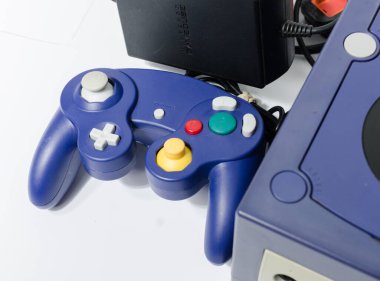 Londra, İngiltere 05 / 052019 Mor Nintendo Oyun Küpü konsolu beyaz izole bir arka planda. İkonik antika video oyun makinesi. Japon teknolojisi oyun küpü. 