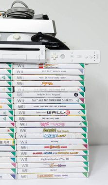 Londra, İngiltere 05 / 052019 Nintendo wii konsolu ve beyaz izole edilmiş arka planda oyunlar. İkonik antika video oyun makinesi. Japon teknolojisi aile oyun eğlencesi.