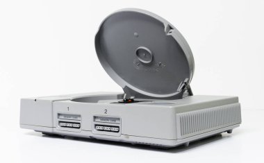 Londra, İngiltere, 07 / 05 / 2018 1994 'ten orijinal Sony Playstation konsolu. PS1 retro video oyun konsolu. Pırıl pırıl bir vintage konsol. Sonys oyun donanım birimi beyaz arkaplanda izole.