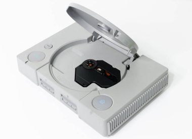 Londra, İngiltere, 07 / 05 / 2018 1994 'ten orijinal Sony Playstation konsolu. PS1 retro video oyun konsolu. Pırıl pırıl bir vintage konsol. Sonys oyun donanım birimi beyaz arkaplanda izole.