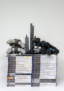 Londra, İngiltere, 07 / 05 / 2018 Oyunları ve kontrolleri olan orijinal bir Slim Black Sonny Playstation 2 konsolu. PS2 retro video oyun konsolu. Pırıl pırıl bir vintage konsol. Sonys oyun donanım birimi izole 