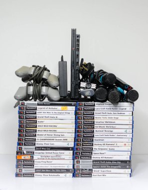 Londra, İngiltere, 07 / 05 / 2018 Oyunları ve kontrolleri olan orijinal bir Slim Black Sonny Playstation 2 konsolu. PS2 retro video oyun konsolu. Pırıl pırıl bir vintage konsol. Sonys oyun donanım birimi izole 