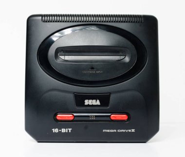Londra, İngiltere, 05 / 05 / 2018 Sega megadrive 216 bit ve Sega Mega 2 siyah parlak plastik retro oyun arabası kullanıyor. Geçmişe dönük oyun tarihi. ev eğlencesi.