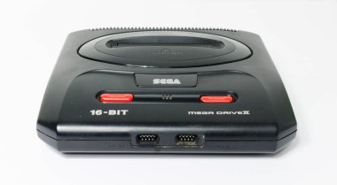 Londra, İngiltere, 05 / 05 / 2018 Sega megadrive 216 bit ve Sega Mega 2 siyah parlak plastik retro oyun arabası kullanıyor. Geçmişe dönük oyun tarihi. ev eğlencesi.
