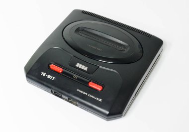 Londra, İngiltere, 05 / 05 / 2018 Sega megadrive 216 bit ve Sega Mega 2 siyah parlak plastik retro oyun arabası kullanıyor. Geçmişe dönük oyun tarihi. ev eğlencesi.