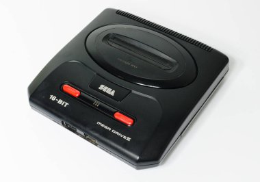 Londra, İngiltere, 05 / 05 / 2018 Sega megadrive 216 bit ve Sega Mega 2 siyah parlak plastik retro oyun arabası kullanıyor. Geçmişe dönük oyun tarihi. ev eğlencesi.