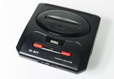 Londra, İngiltere, 05 / 05 / 2018 Sega megadrive 216 bit ve Sega Mega 2 siyah parlak plastik retro oyun arabası kullanıyor. Geçmişe dönük oyun tarihi. ev eğlencesi.