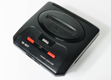 Londra, İngiltere, 05 / 05 / 2018 Sega megadrive 216 bit ve Sega Mega 2 siyah parlak plastik retro oyun arabası kullanıyor. Geçmişe dönük oyun tarihi. ev eğlencesi.