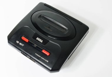 Londra, İngiltere, 05 / 05 / 2018 Sega megadrive 216 bit ve Sega Mega 2 siyah parlak plastik retro oyun arabası kullanıyor. Geçmişe dönük oyun tarihi. ev eğlencesi.