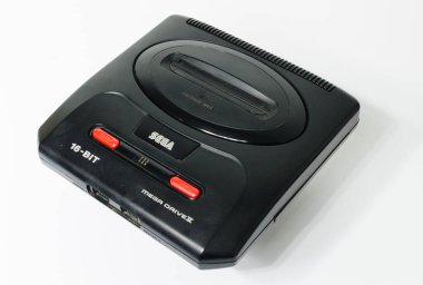 Londra, İngiltere, 05 / 05 / 2018 Sega megadrive 216 bit ve Sega Mega 2 siyah parlak plastik retro oyun arabası kullanıyor. Geçmişe dönük oyun tarihi. ev eğlencesi.