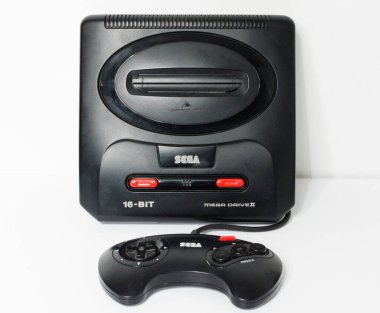 Londra, İngiltere, 05 / 05 / 2018 Sega megadrive 216 bit ve Sega Mega 2 siyah parlak plastik retro oyun arabası kullanıyor. Geçmişe dönük oyun tarihi. ev eğlencesi.