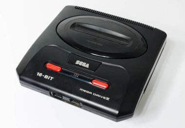 Londra, İngiltere, 05 / 05 / 2018 Sega megadrive 216 bit ve Sega Mega 2 siyah parlak plastik retro oyun arabası kullanıyor. Geçmişe dönük oyun tarihi. ev eğlencesi.
