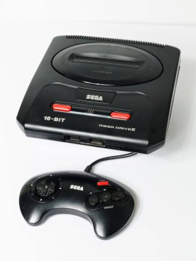 Londra, İngiltere, 05 / 05 / 2018 Sega megadrive 216 bit ve Sega Mega 2 siyah parlak plastik retro oyun arabası kullanıyor. Geçmişe dönük oyun tarihi. ev eğlencesi.