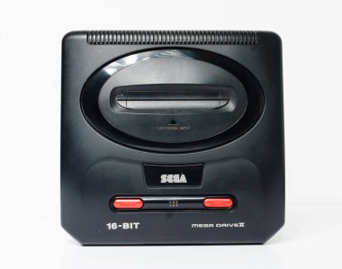 Londra, İngiltere, 05 / 05 / 2018 Sega megadrive 216 bit ve Sega Mega 2 siyah parlak plastik retro oyun arabası kullanıyor. Geçmişe dönük oyun tarihi. ev eğlencesi.