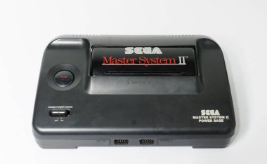 Londra, İngiltere, 05 / 05 / 2018 Sega ana sistemi 2 güç üssü 8 bit siyah parlak plastik retro oyun. Geçmişe dönük oyun tarihi. ev eğlencesi.
