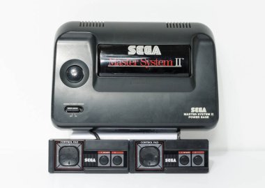 Londra, İngiltere, 05 / 05 / 2018 Sega ana sistemi 2 güç üssü 8 bit siyah parlak plastik retro oyun. Geçmişe dönük oyun tarihi. ev eğlencesi.