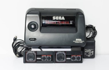 Londra, İngiltere, 05 / 05 / 2018 Sega ana sistem 2 güç tabanı 8 bit siyah parlak plastik retro oyun antika oyun kontrolleri. Geçmişe dönük oyun tarihi. ev eğlencesi.